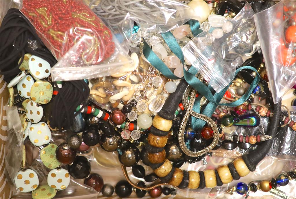 A quantity of assorted costume jewellery.